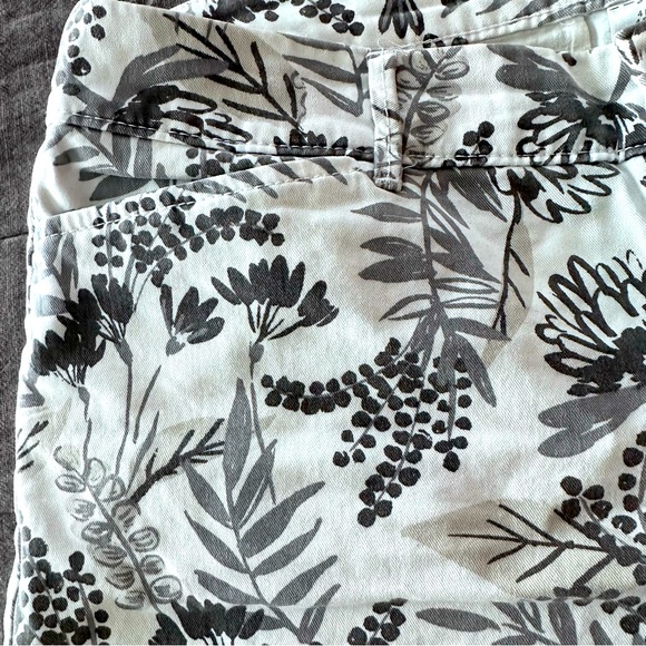 Old Navy-pixie short, floral pattern in gray - Picture 6 of 6